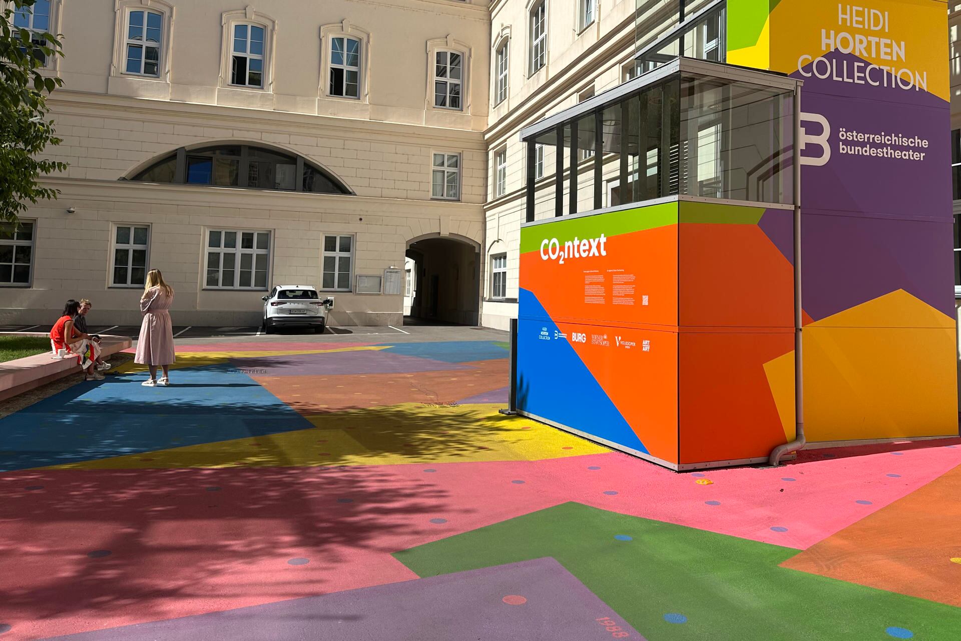Viena (Austria), 22/22/2025.- Un proyecto en el que convergen el arte urbano, la ciencia y la responsabilidad climática, mediante el uso de pinturas especiales biodegradables, bajas hasta diez grados de la temperatura del suelo de un patio vienés. Concebido como una posibilidad de adaptación al aumento de las temperaturas, la creación artística científica del grupo 'Holla Hoop' compuesto por los artistas austriacos Kal Capital. Efe/ Núria Morchón